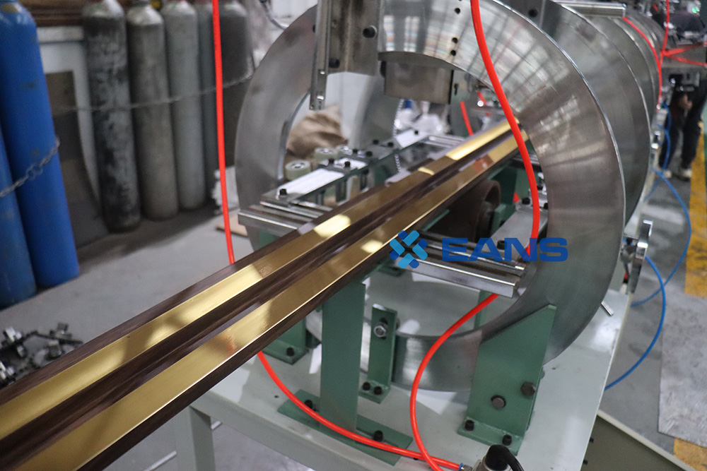 Máquina de fabricación de extrusión de paneles de persianas de carbón de leña de plástico PS