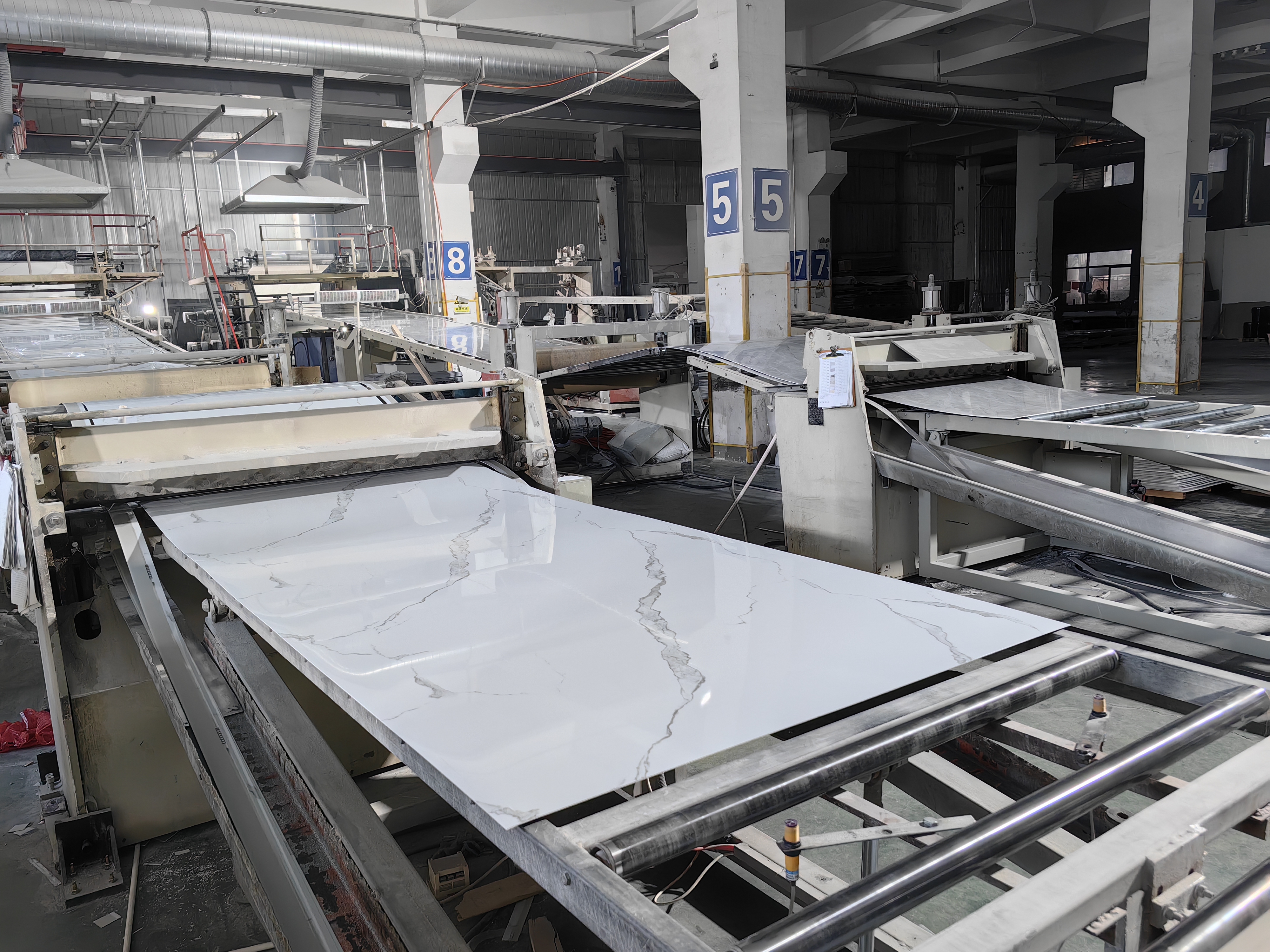 Máquina de paneles de pared de mármol de PVC en el país del Medio Oriente