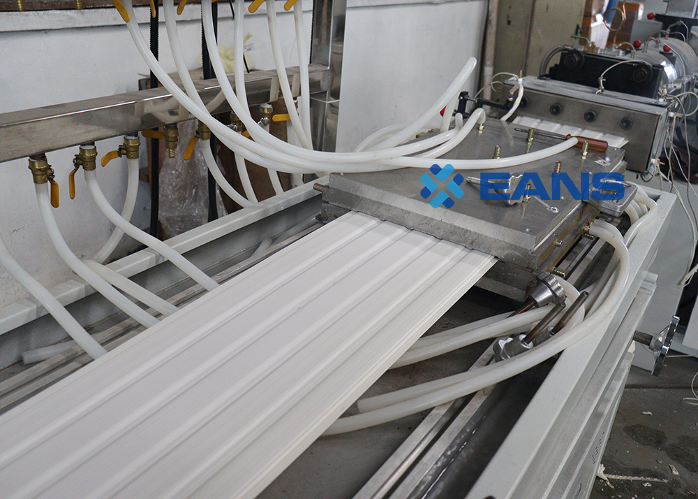 Línea de producción de paneles de pared de techo de PVC de China
