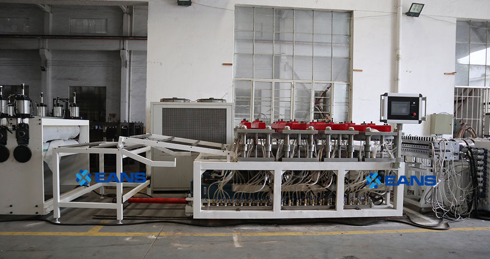 L&iacute;nea de producci&oacute;n de tableros de espuma de PVC.