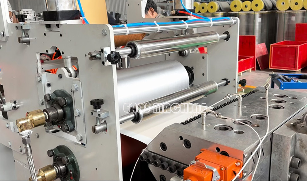 M&aacute;quina para fabricar paneles de sofito de PVC