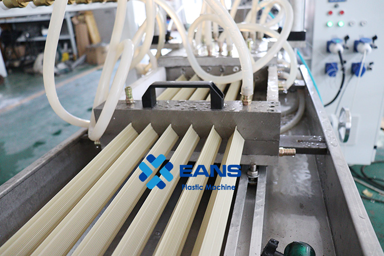 M&aacute;quina de cuentas angulares de PVC