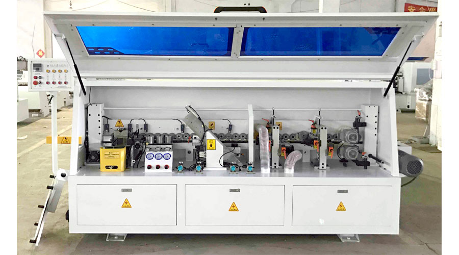 M&aacute;quina aplicadora de bandas para bordes de puertas wpc