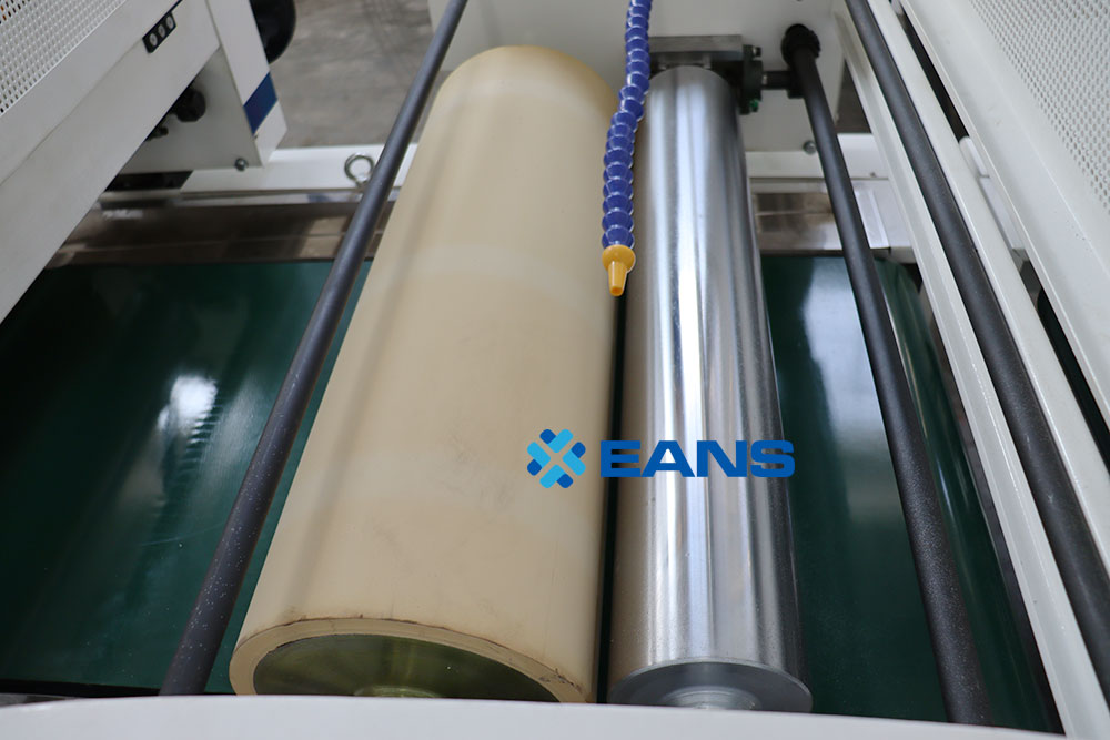 m&aacute;quina de recubrimiento de paneles de pvc