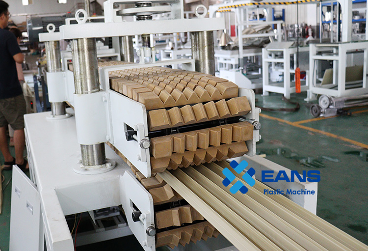 M&aacute;quina de protecci&oacute;n de esquinas de PVC